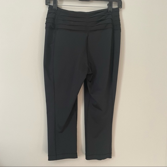 Nike Dry fit  Black cropped leggings with ruched v waist line size small - Picture 3 of 5